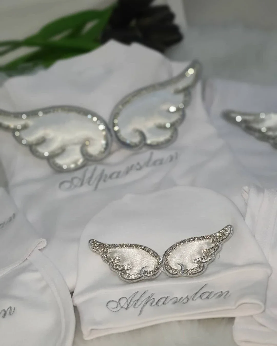 Dollbling, 10 Uds., trajes con alas, cualquier nombre, conjunto de regalo personalizado con bordado de madera dulce, pijamas para bebé, sombrero, vestido Ceremonial de bienvenida a casa - imagen 3