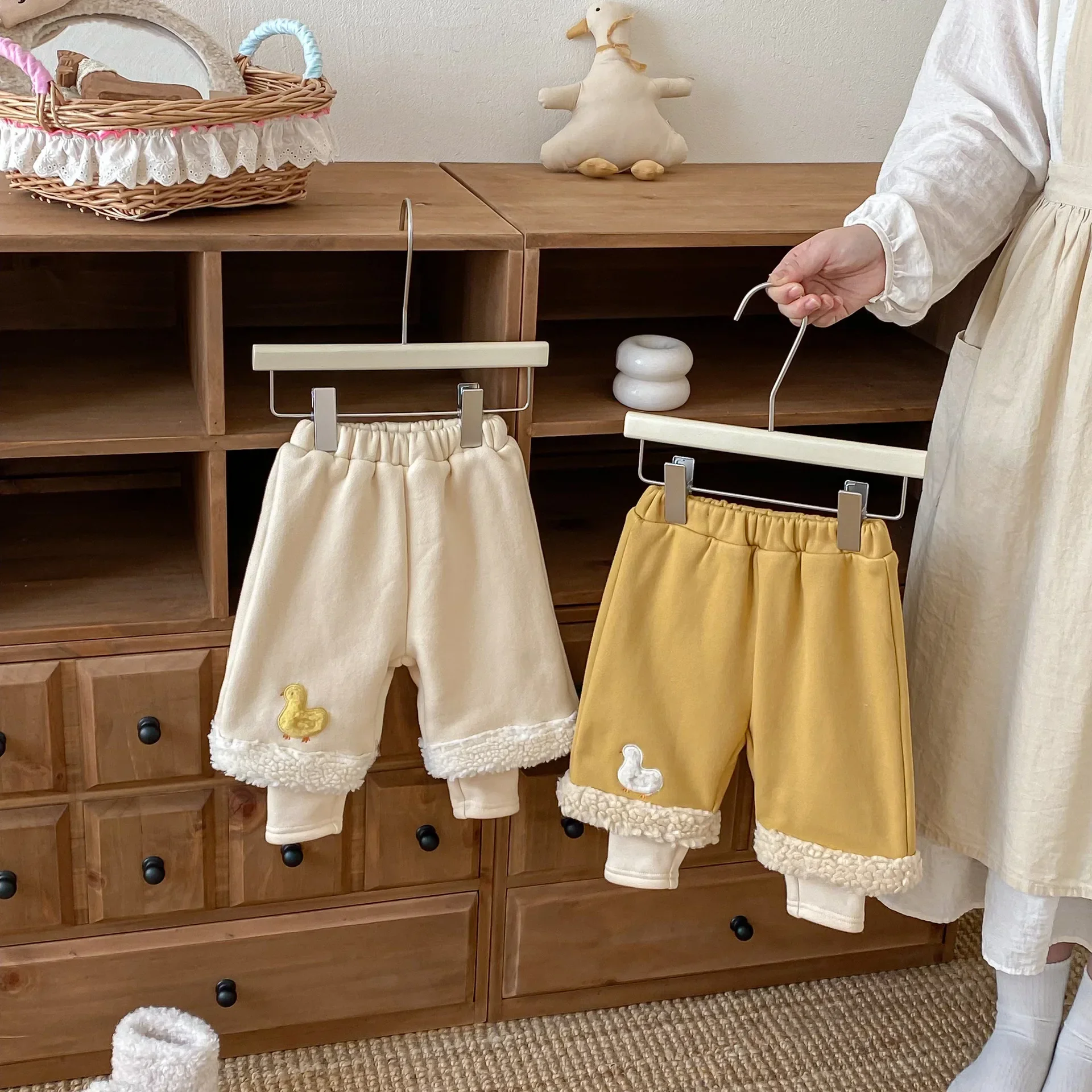 Pantalones coreanos de moda cálidos falsos de dos piezas con forro polar, pantalones de invierno 2025, pantalones de pato de dibujos animados para niños, pantalones cálidos Unisex para niños y niñas - imagen 2