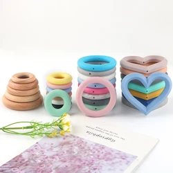 Anillo masticable de silicona con corazón y cuentas de madera