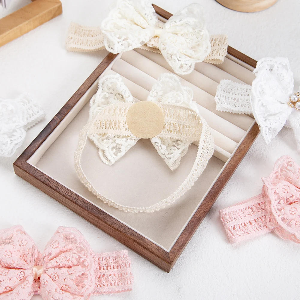 Diadema de encaje con perlas y lazo para bebe - imagen 3