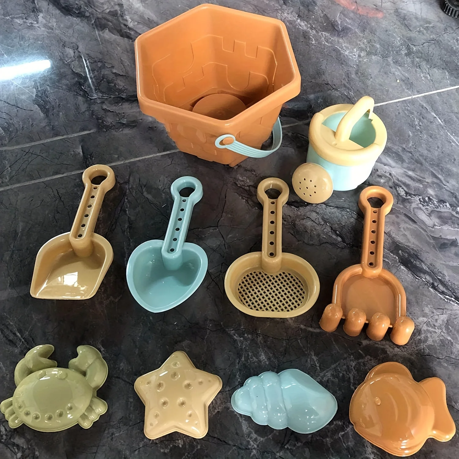 Juego de juguetes de arena de playa para niños pequeños, cubos de arena, Kits de herramientas de pala de playa, moldes de animales del océano al azar, caja de arena de lata de agua, juguetes para niños pequeños, 10 piezas - imagen 3