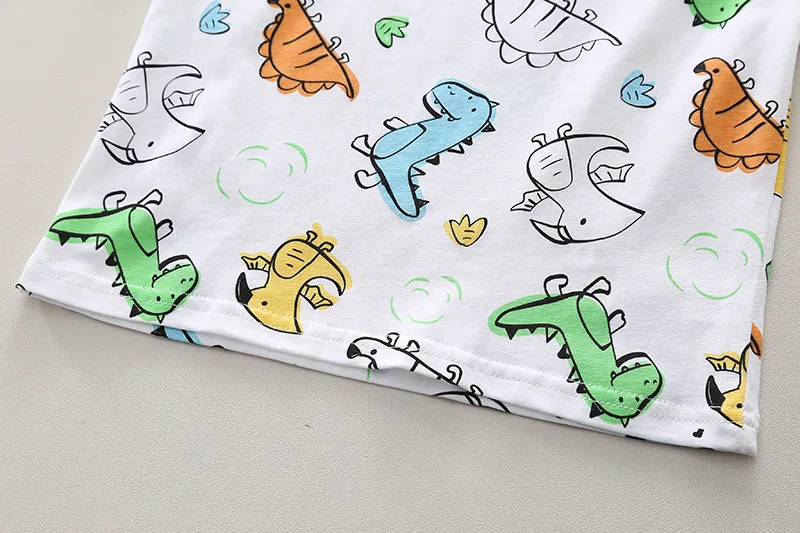 Un paño blanco con un patrón de dinosaurio
