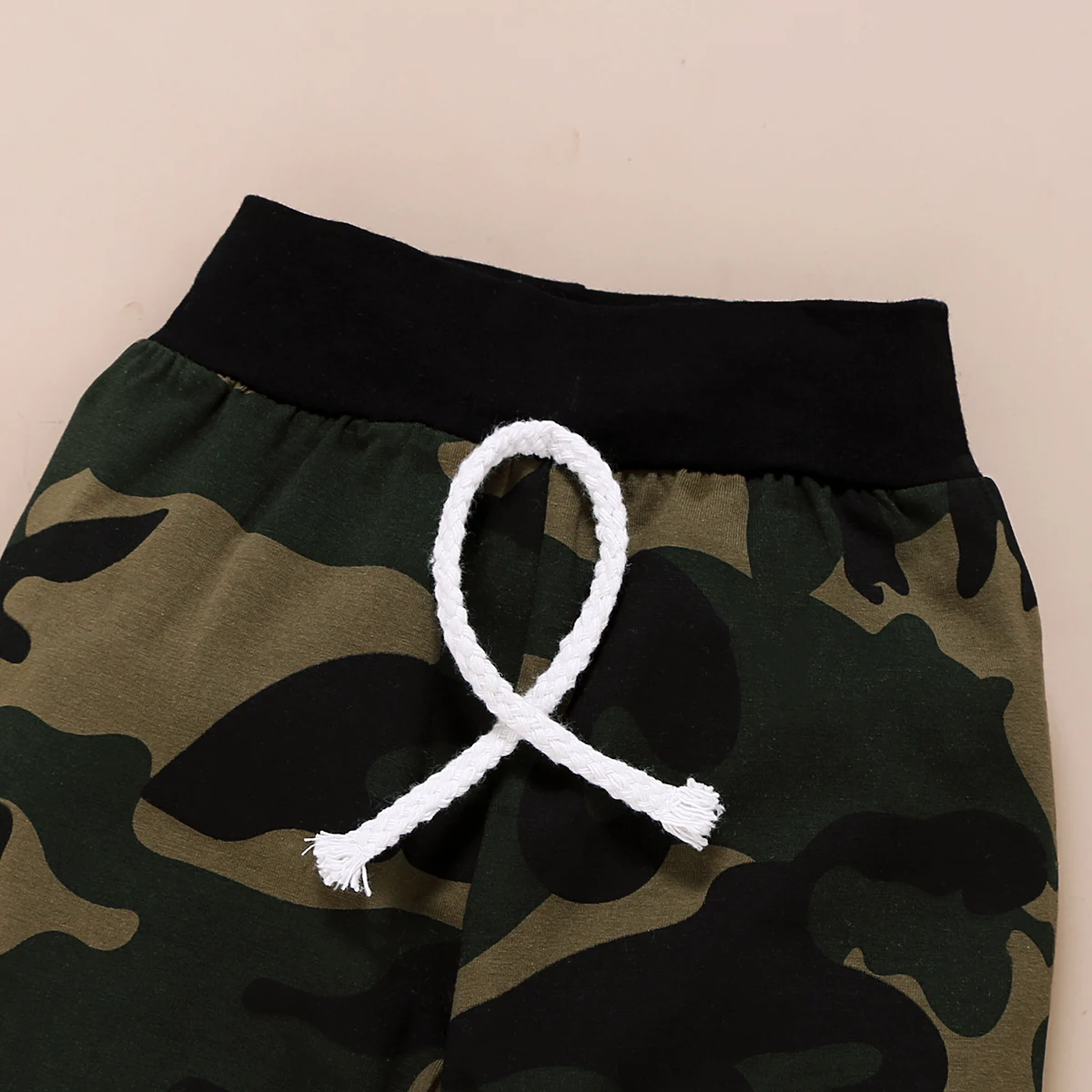 Conjunto de ropa para bebés recién nacidos de 0 a 18 meses, Mono de manga corta con estampado de letras, lazo, pantalones largos con estampado de camuflaje y sombrero - imagen 5
