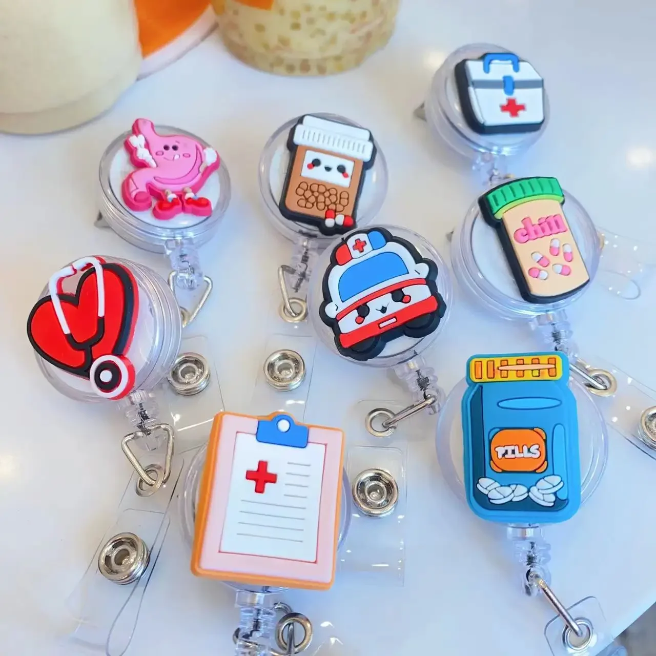 Porta credencial infantil con cordón para carnet médico o enfermera - imagen 4