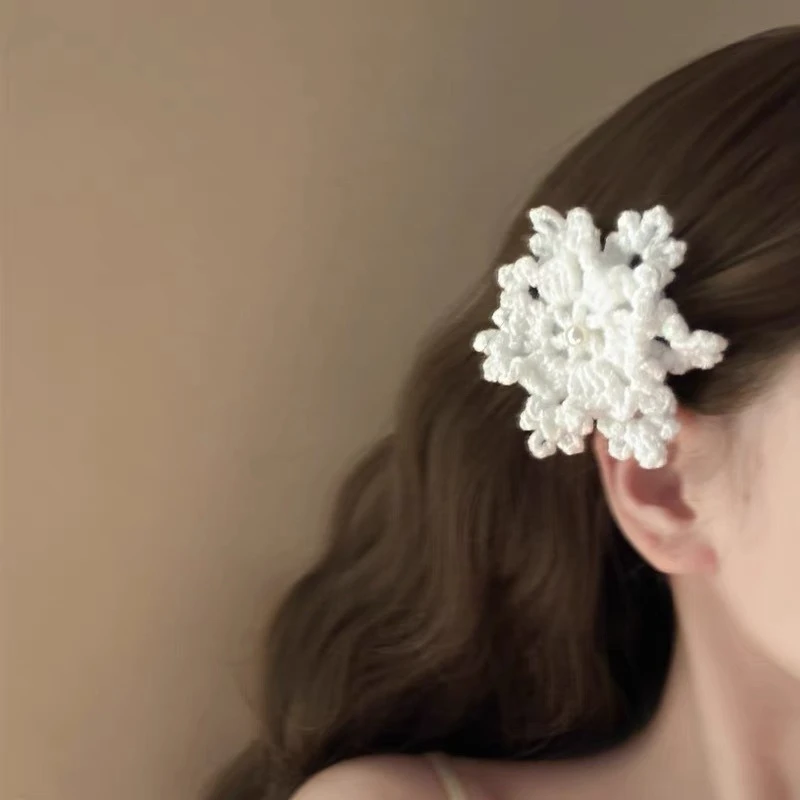 Pinzas para el cabello de invierno Snow Country Girl: diseño de copo de nieve y perlas de lana, estilo de hada de nicho suave, lindos clips laterales para flequillo y pedrería. - imagen 4