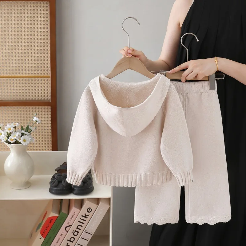 Cárdigan con capucha y pantalón de punto para niño – Conjunto otoño - imagen 4