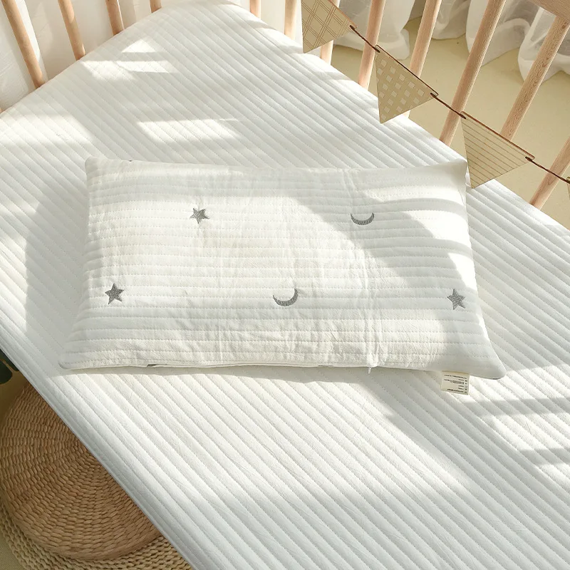 Funda de almohada acolchada de algodón puro coreano para bebé, funda de almohada con bordado de cereza y oso para niños, funda de almohada para niños de guardería - imagen 3