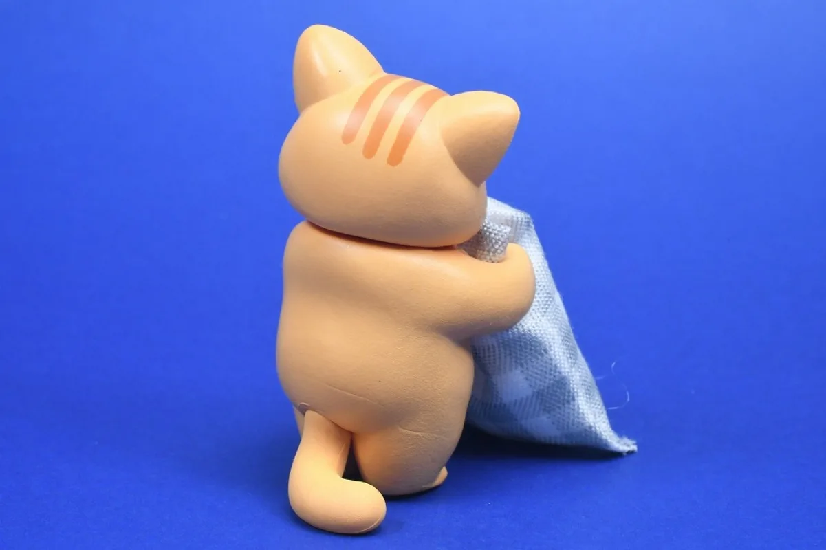 Juguetes de cápsula dorada kawaii, mi gato tenía un sueño aterrador, gato calico, tabby, hachi, pelo corto, gatito, escondido detrás de la almohada, figuras de mascotas - imagen 5