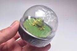 Figura rana árbol japonesa para globo de nieve