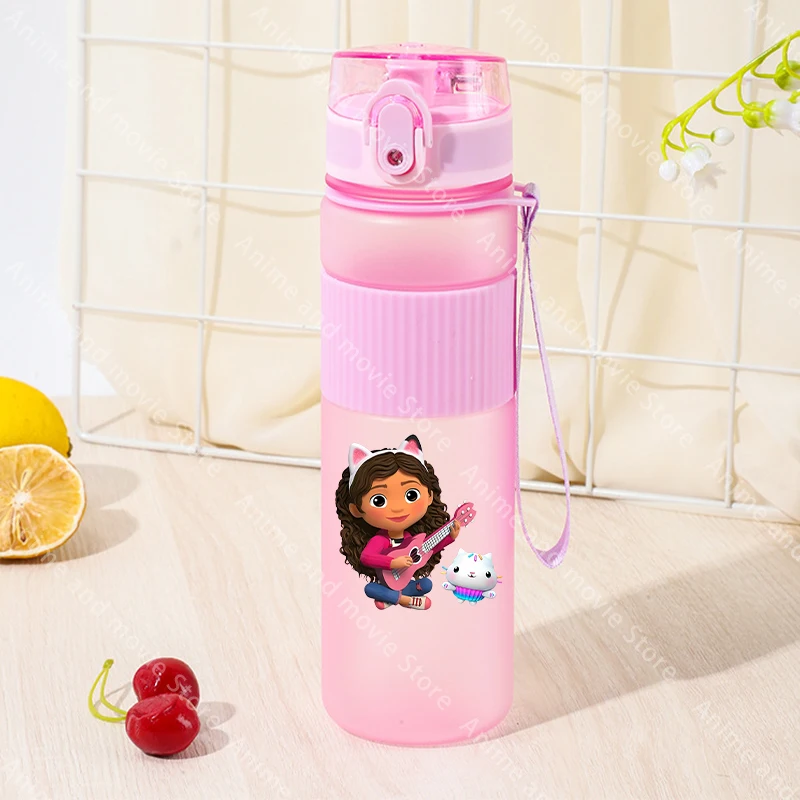 Casa de muñecas Gabby de 550ML, botella de agua deportiva para niñas, vasos de plástico reutilizables portátiles, taza de agua para viajes al aire libre, regalos de cumpleaños de moda - imagen 5