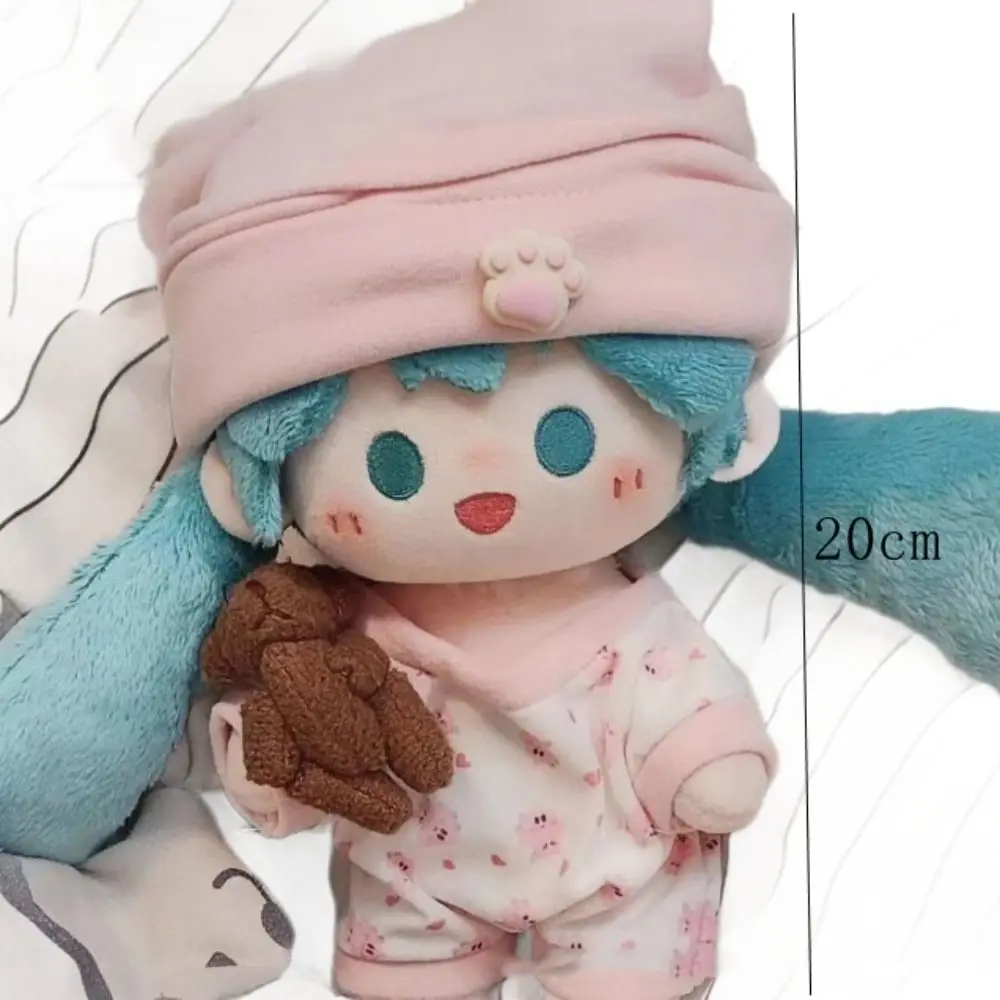 Una muñeca con un sombrero rosa y una cara azul