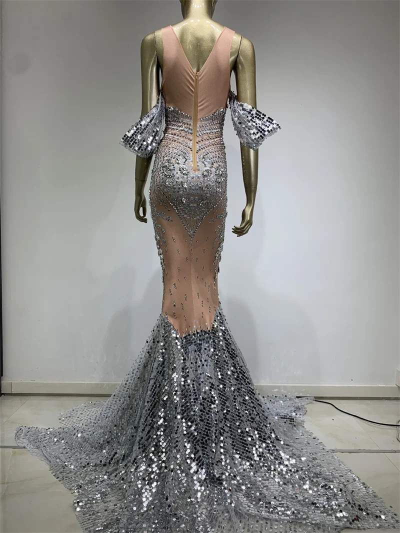 Vestido premamá elegante con pedrería y hombros descubiertos - imagen 4