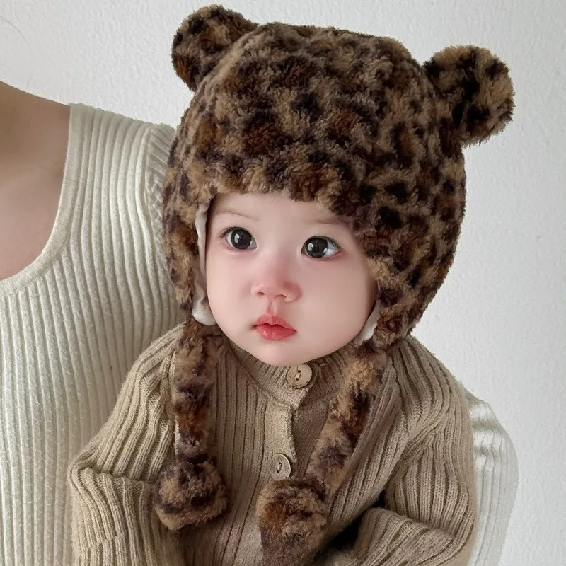 Gorro Lei Feng con orejas y estampado de leopardo bonito de estilo japonés: gorro grueso con forro polar y pompón, resistente al viento y cálido para niñas