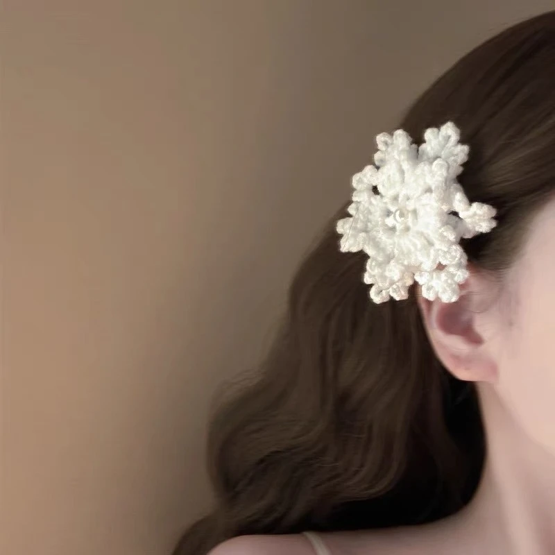 Pinzas para el cabello de invierno Snow Country Girl: diseño de copo de nieve y perlas de lana, estilo de hada de nicho suave, lindos clips laterales para flequillo y pedrería. - imagen 5