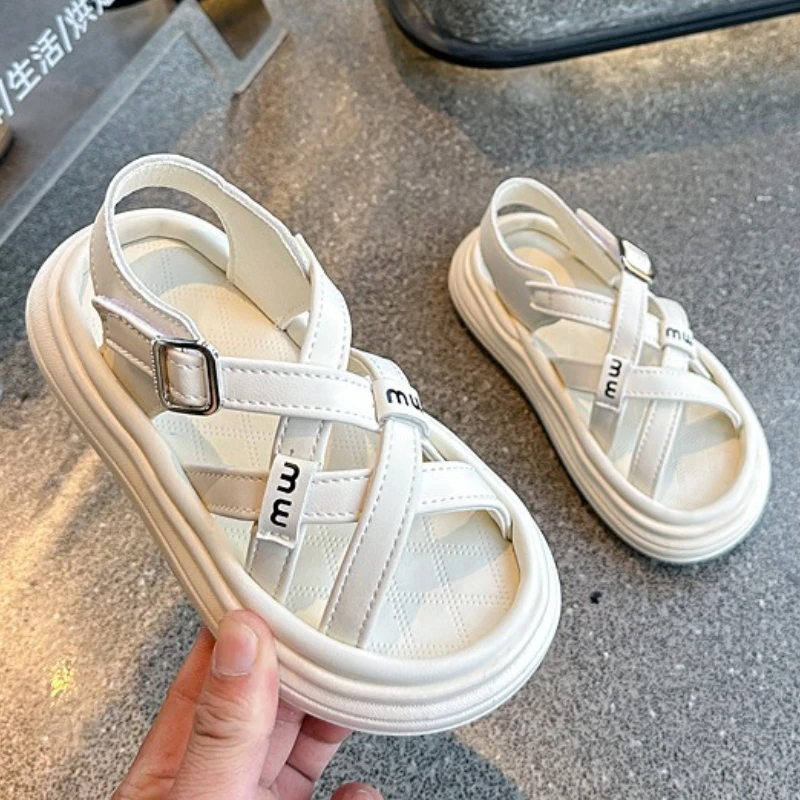 Nuevas sandalias de moda, zapatos versátiles de suela blanda para niñas, zapatos simples Retro versátiles para niños, zapatos de playa antideslizantes ligeros romanos - imagen 2