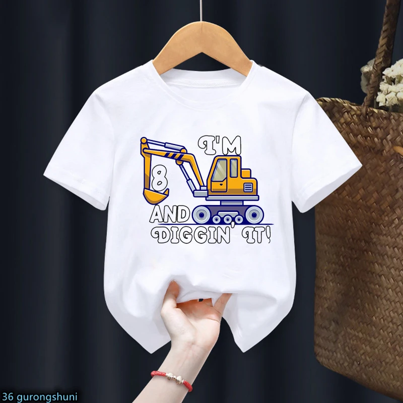 Una camiseta blanca con un diseño gráfico.