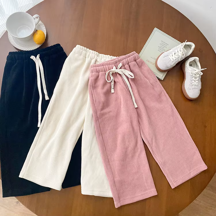 Pantalones infantiles otoño 2024 vistos desde atrás