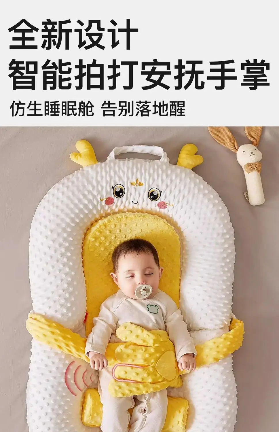 Almohada colocada en cuna para recién nacido