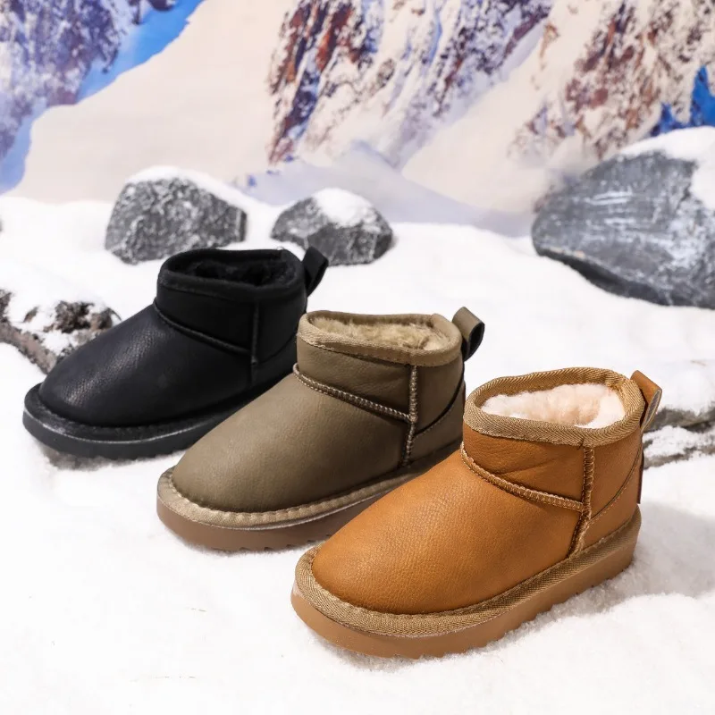 Botas de moda para chicas, botas cortas de nieve de princesa para niños, marca con botas planas informales antideslizantes de terciopelo grueso, novedad de invierno de 2025