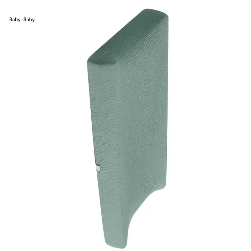 Una almohada verde con una etiqueta que dice bebé