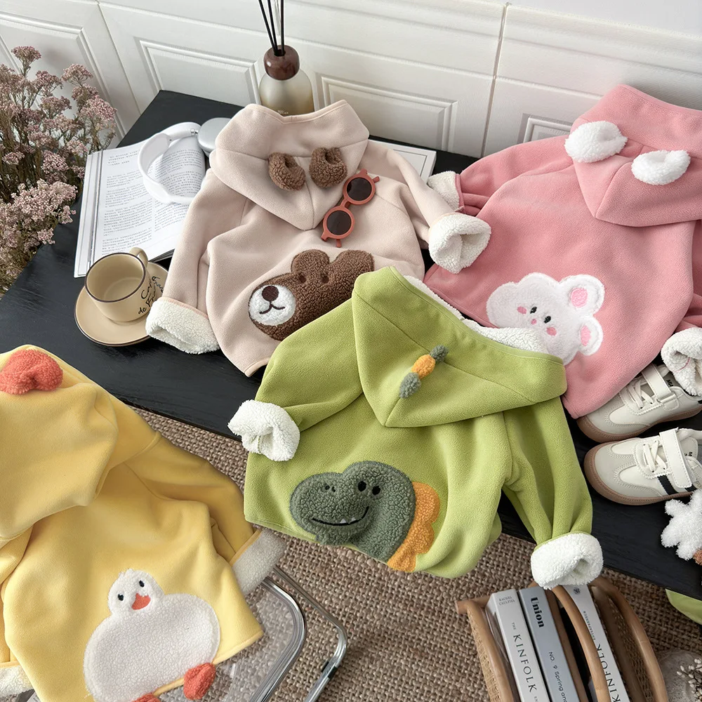 Detalle del diseño infantil con capucha