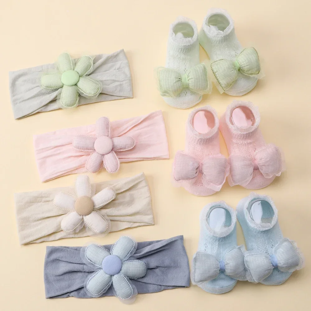 Set de diademas y calcetines de encaje color crema para recién nacido - imagen 3