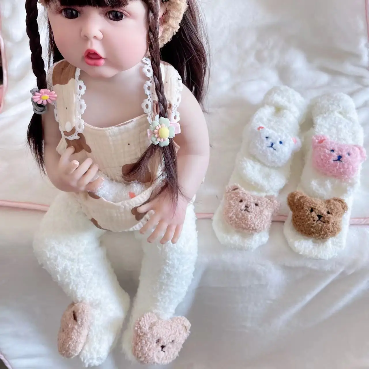 Calcetines de bebé de otoño e invierno para recién nacido, calcetines cálidos de felpa gruesa para el suelo del bebé, bonitos calcetines antideslizantes para aprender a caminar con muñecas - imagen 2