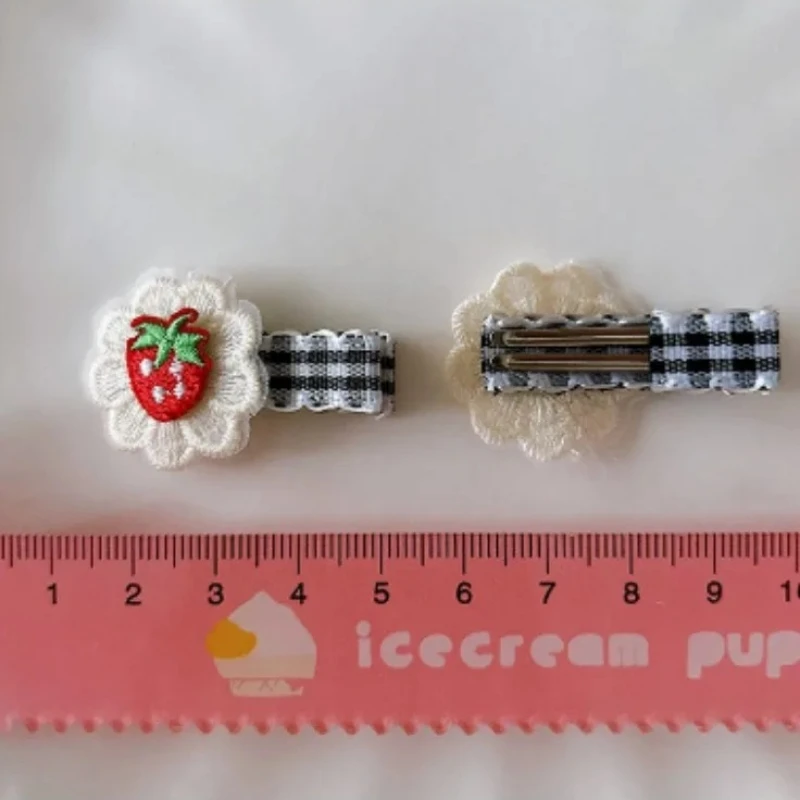 Pinzas para niña con estampado de cuadros vichy y fresas bordadas - imagen 5