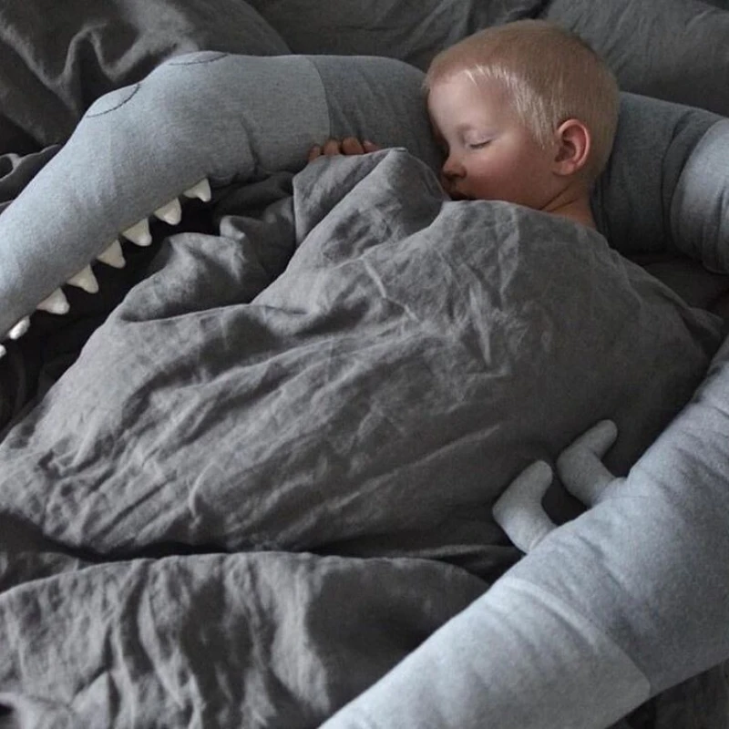 Protector antivuelco cocodrilo gris para cuna de bebé - imagen 4
