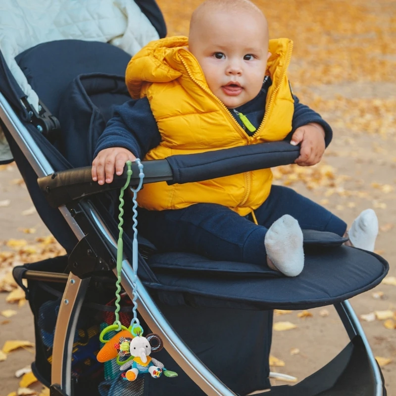 Un bebé con una chaqueta amarilla