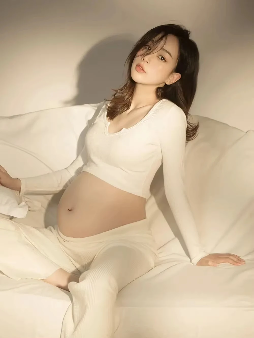 Suéter V blanco y pantalón informal para sesión fotos embarazo - imagen 3
