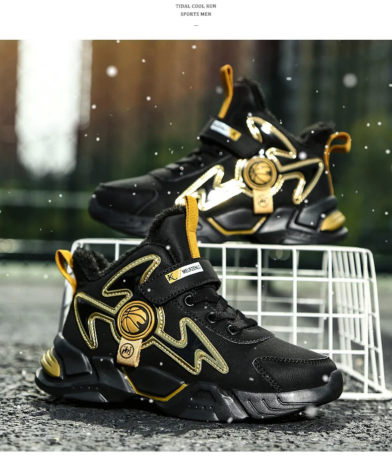 Un par de zapatillas con una combinación de colores negro y dorado. Las zapatillas presentan un logotipo circular dorado prominente en el lateral, que probablemente sea un emblema de la marca. El diseño incluye una mezcla de materiales negros y dorados, con detalles dorados que dan a los zapatos un aspecto lujoso.