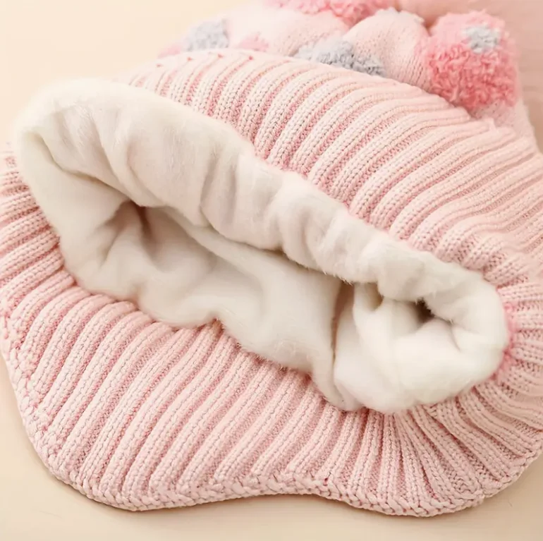 Detalle de tejido grueso del gorro infantil