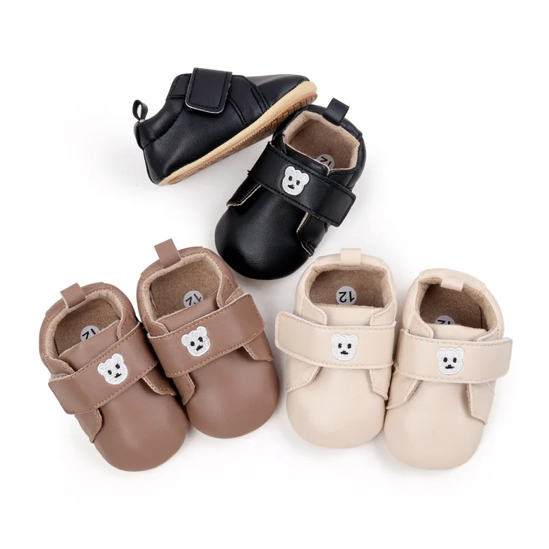 Nuevos zapatos de primavera y otoño para bebés y niños, bonitos zapatos informales antideslizantes con suela de goma de dibujos animados para niños pequeños, primeros caminantes de PU