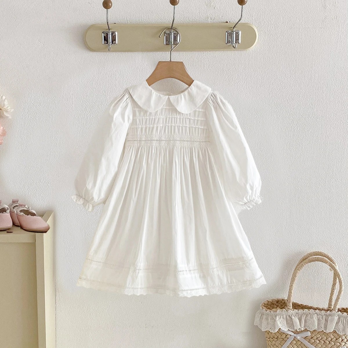 Vestido blanco de algodón para niña con cuello Peter Pan y encaje