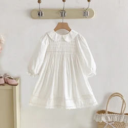 Vestido blanco de algodón para niña con cuello Peter Pan y encaje