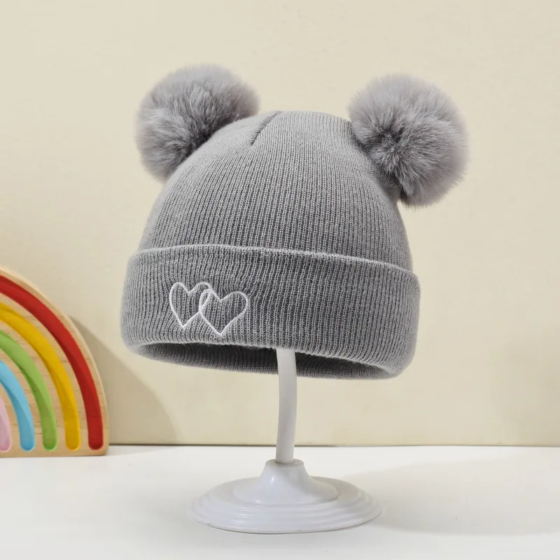 Lindo gorro de punto para bebé: bordado de doble corazón con pompones, gorro cálido suave y agradable para la piel, gorros unisex para clima frío. - imagen 4
