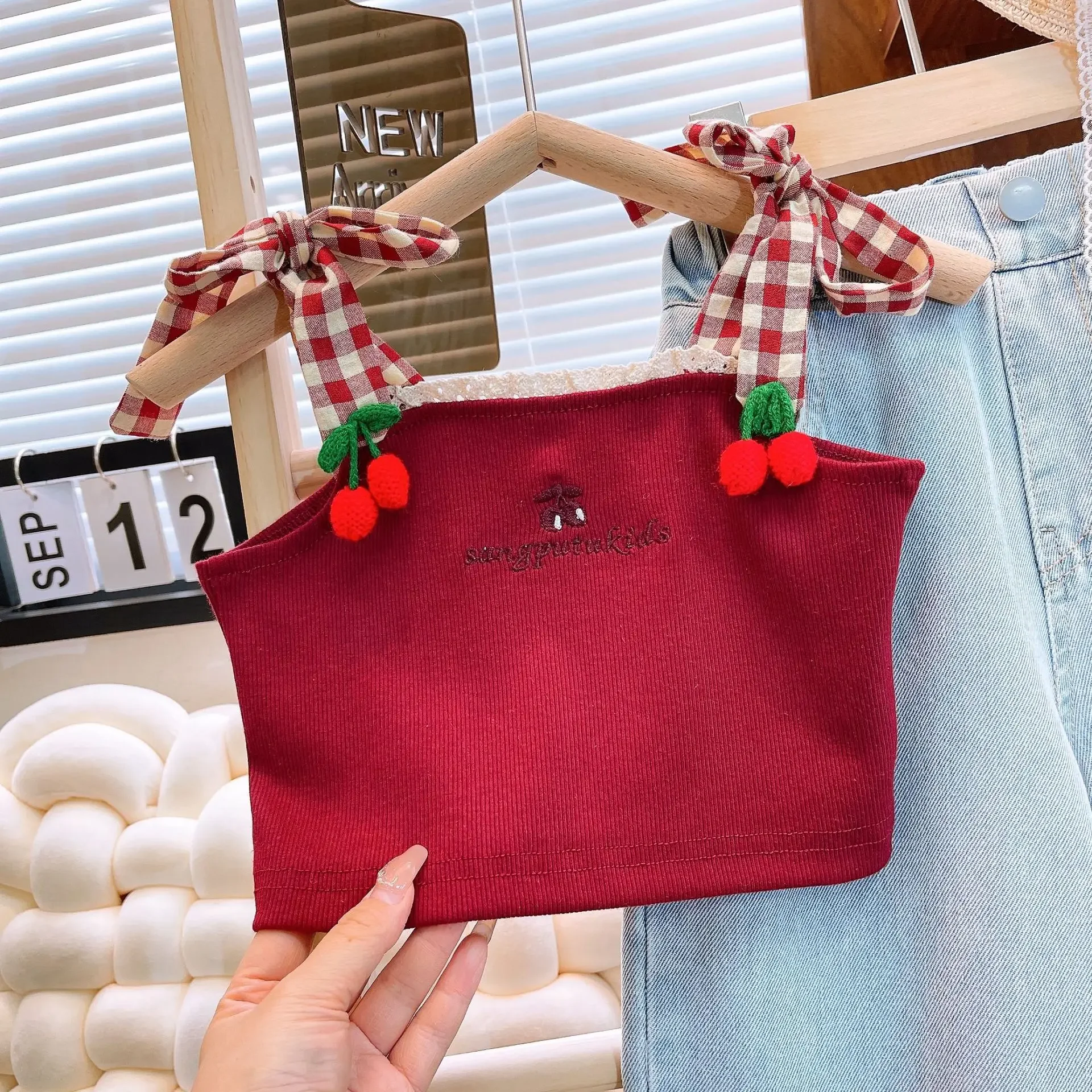 Conjunto de ropa elegante de algodón suave para niñas de 2 a 7 años, Top Halter con decoración de cereza y pantalones vaqueros de pierna ancha rasgados de color azul claro para niños - imagen 3