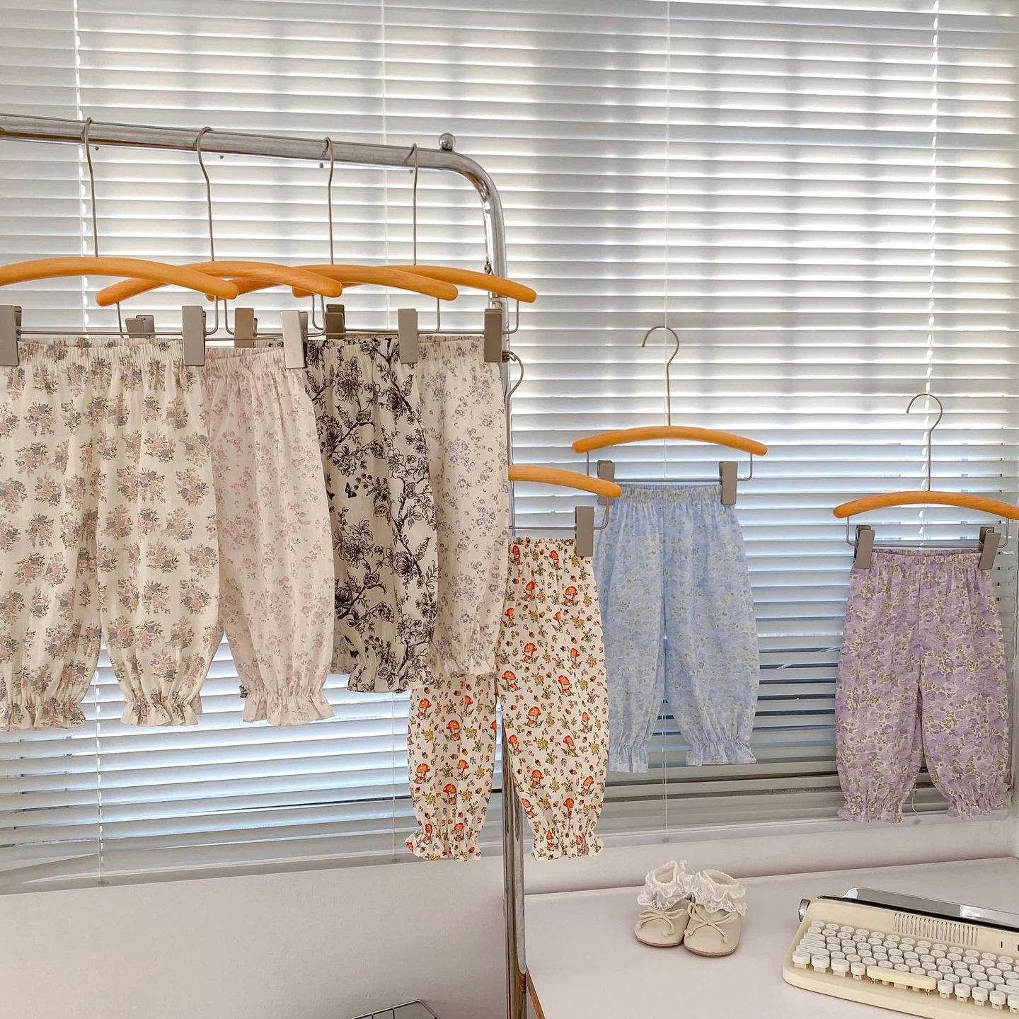 Pantalones finos de verano para bebé, pantalones antimosquitos de algodón para niñas, pantalones para niños, pantalones holgados con estampado de flores para bebé 2024 - imagen 2