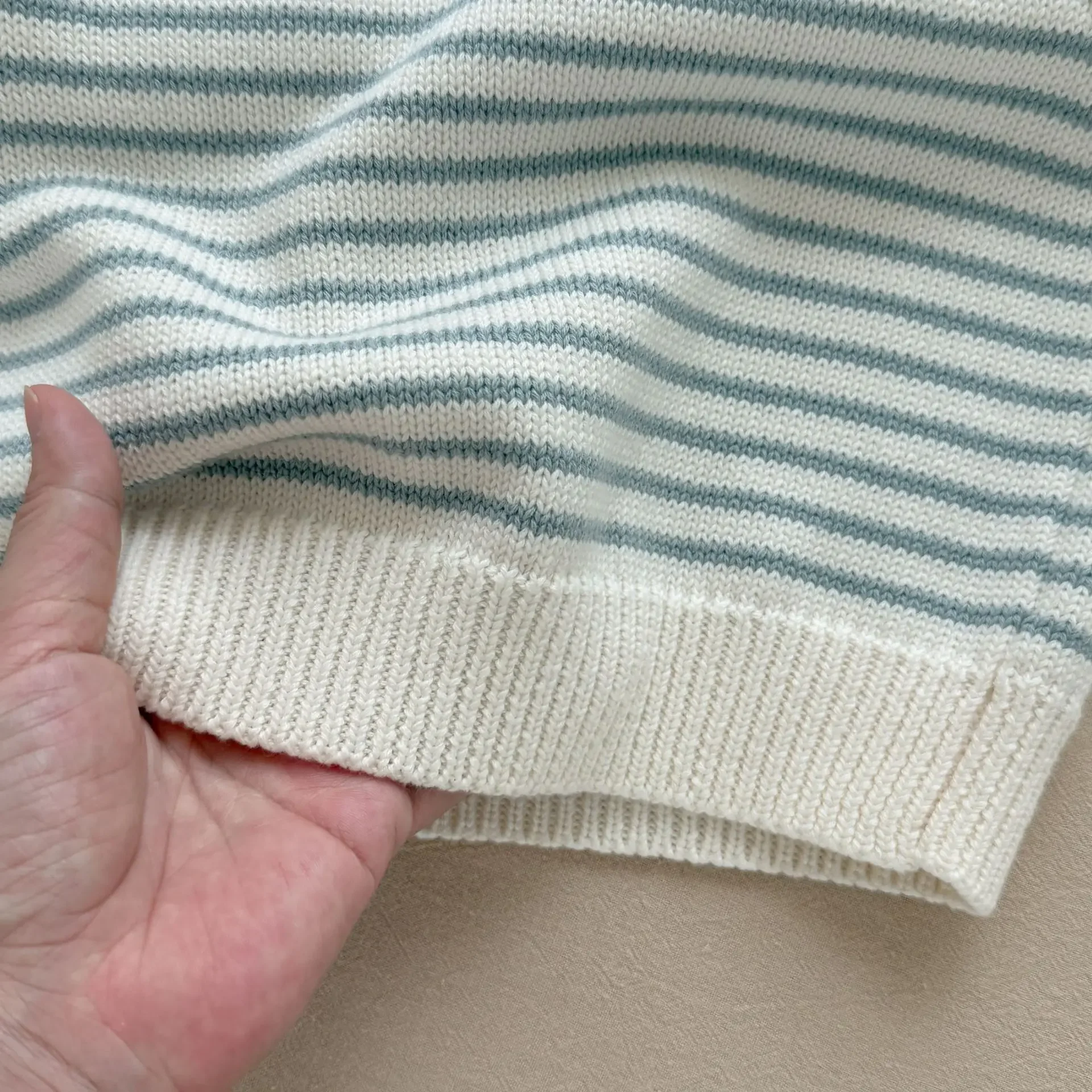 Chaleco de niña a rayas azul tejido – Cuello redondo clásico - imagen 3