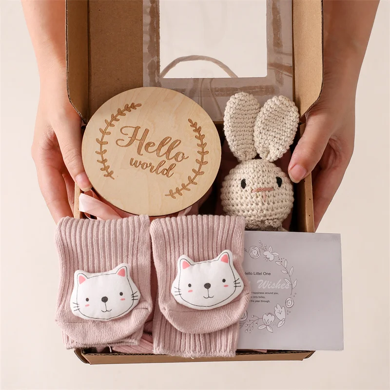 Una caja con una tarjeta y un conejito de peluche en ella