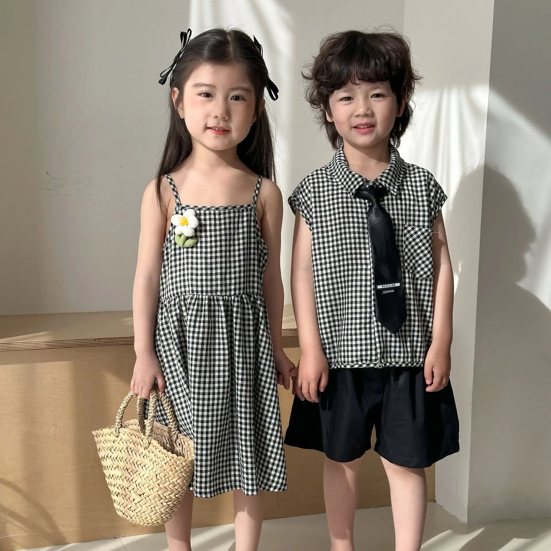 Conjuntos a cuadros de estilo coreano para hermano y hermana, conjuntos de camisas y pantalones cortos para niños, vestido con tirantes para niñas, ropa para niños