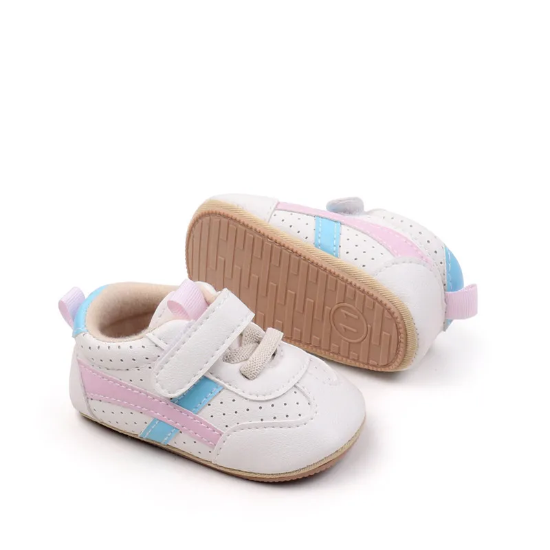 Zapatos de bebé en azul, diseño deportivo informal