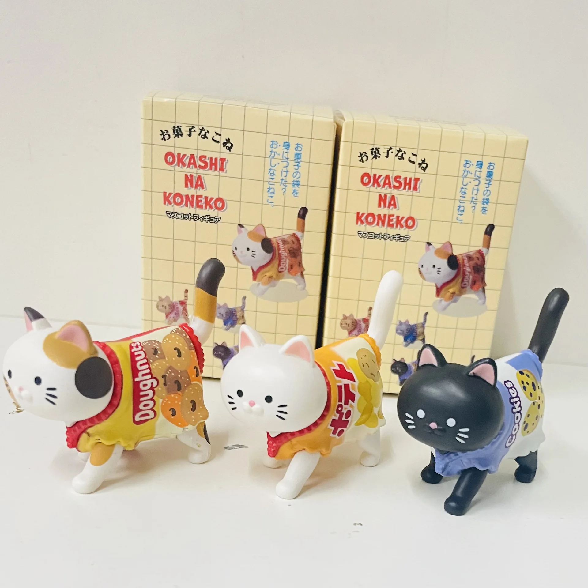 Variedad de figuras de gatitos en la caja ciega
