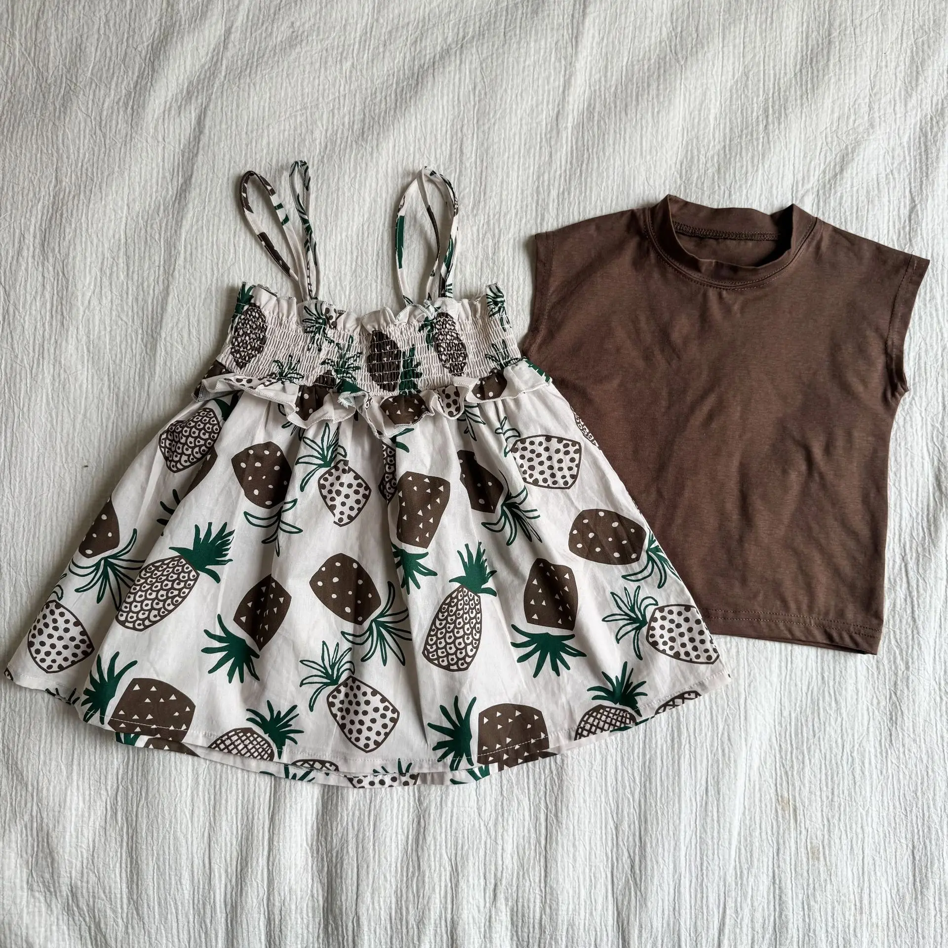 Detalle del estampado de frutas