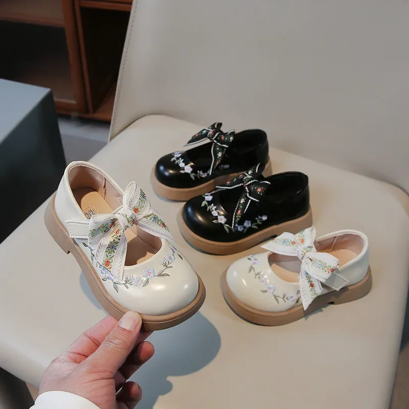 Zapatos pequeños de cuero para niñas, talla 23-35, zapatos individuales con bordado Beige para niñas, zapatos Mary Jane suaves antideslizantes para primavera y otoño