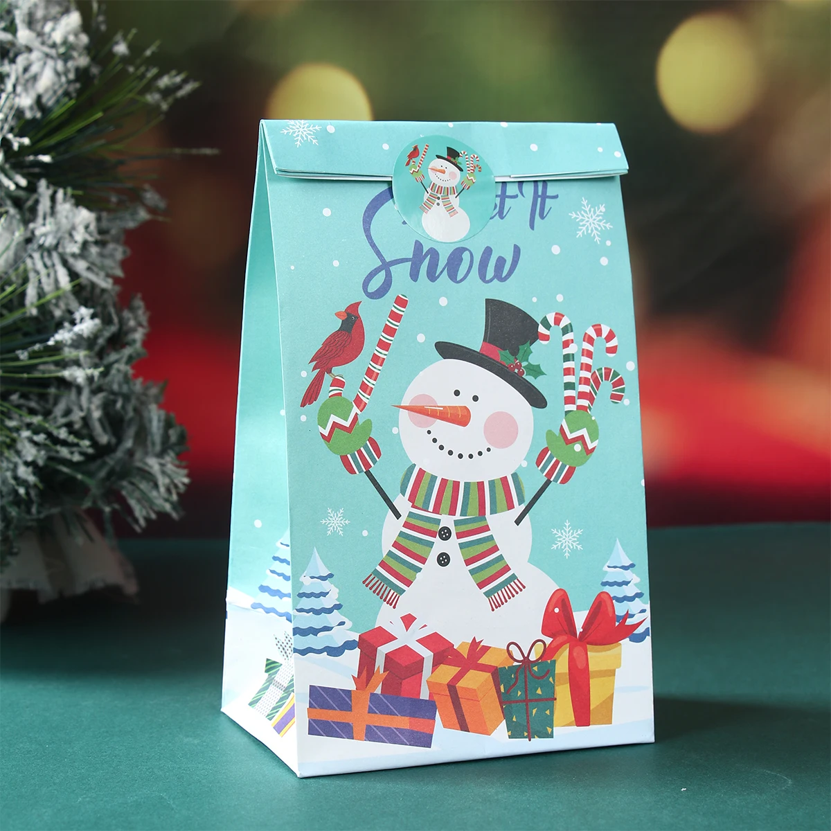 12 unidades de bolsas de regalo de papel de Navidad con pegatinas decoraciones navideñas para el hogar 2025 Navidad Navidad Noel regalos Año Nuevo bolsa de embalaje - imagen 2