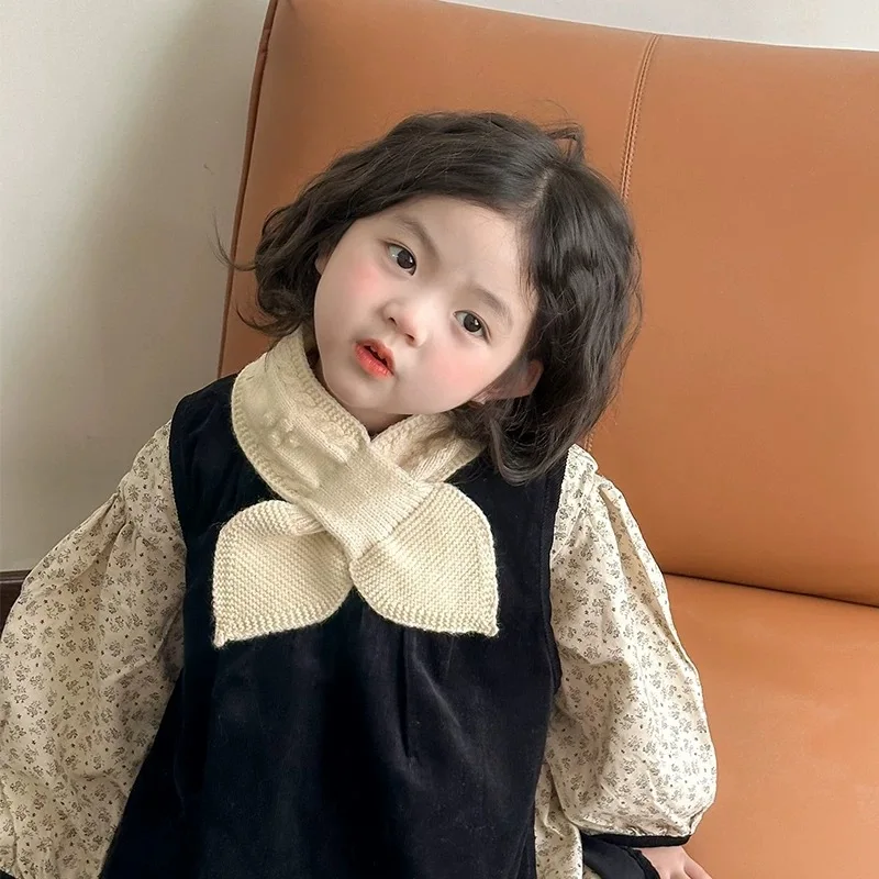 Bufanda de bebé de estilo coreano, calentador de cuello cruzado de Color sólido Simple, tejido suave y cálido para niños pequeños, ropa de abrigo fácil de combinar al aire libre - imagen 2