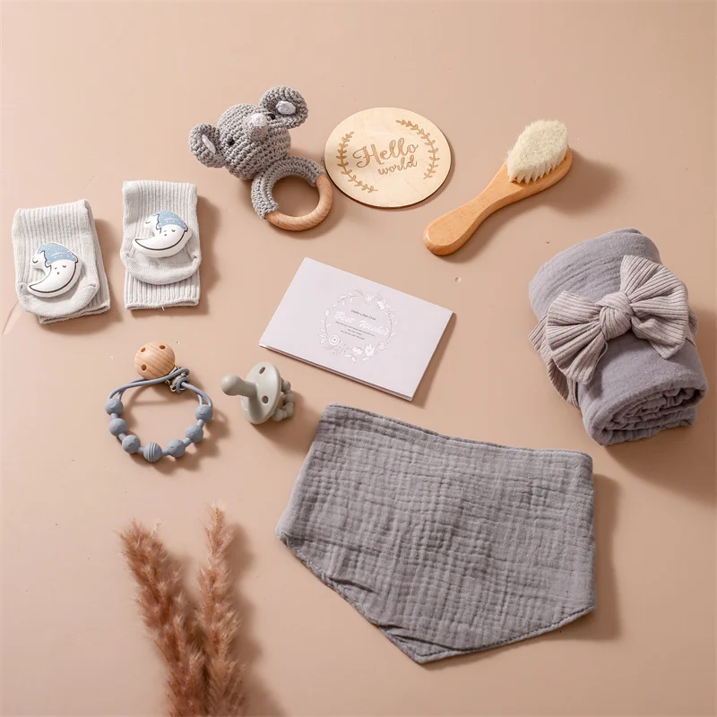 Un regalo de baby shower con un cepillo de dientes de toalla y otros artículos para bebés
