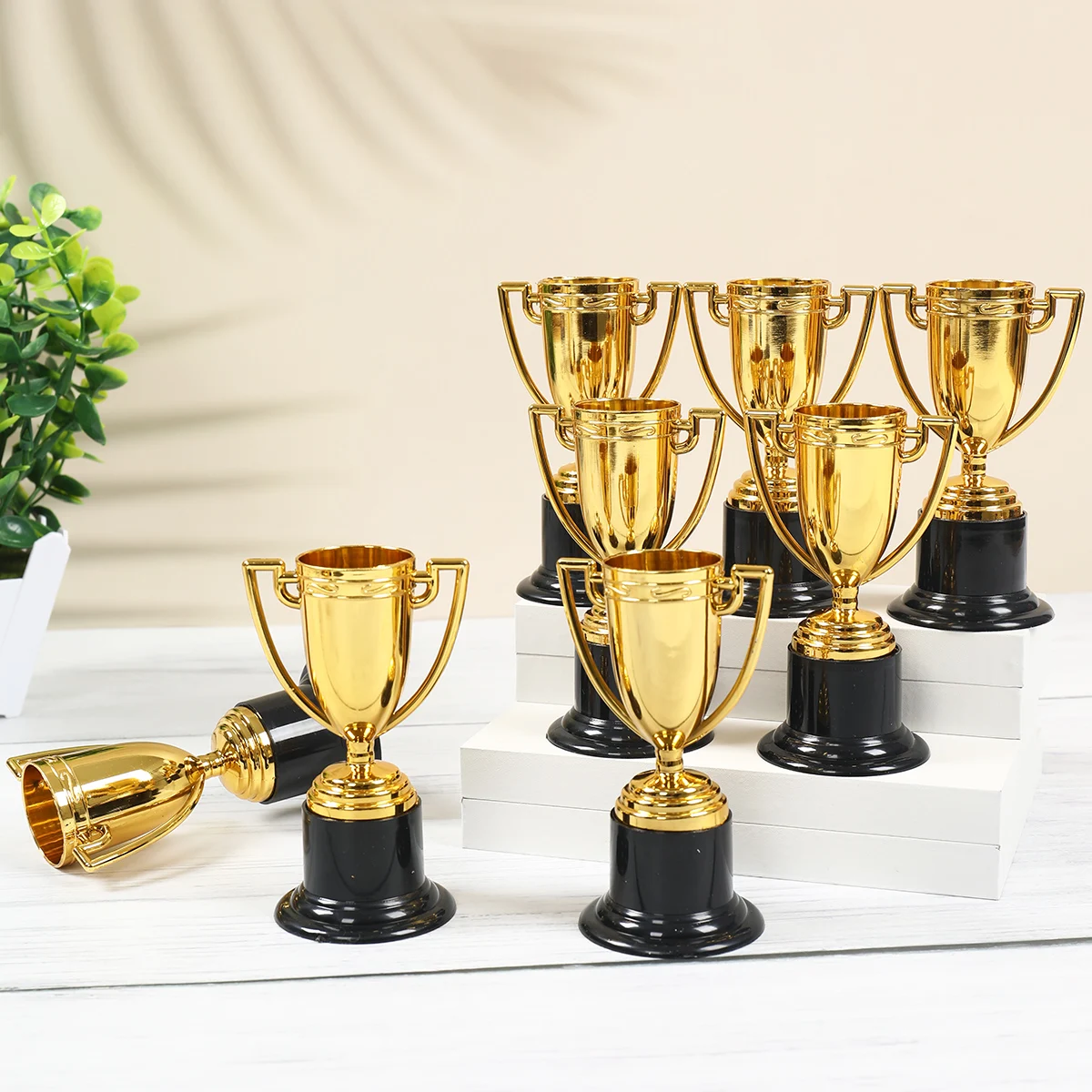 Mini taza de recompensa dorada de plástico, medallas, taza de premio, juguetes educativos para edades tempranas, regalos de fútbol, trofeos pequeños exquisitos de escuela secundaria, 12 Uds. - imagen 4